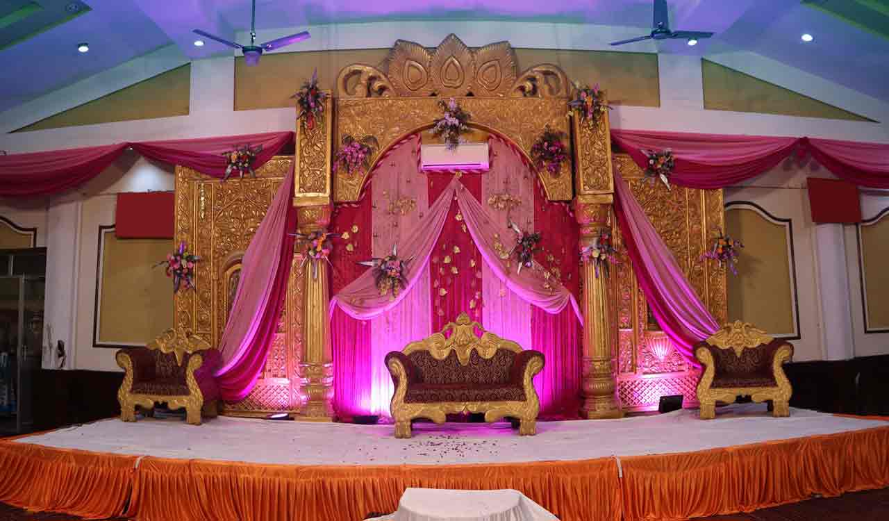 How to incorporate maximalism into wedding