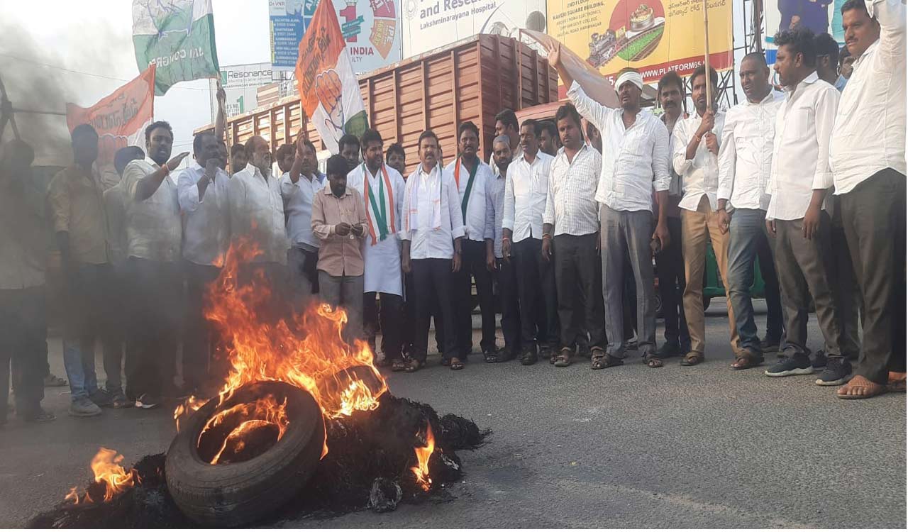 Congress workers burn PM Modi’s effigy in Karimnagar