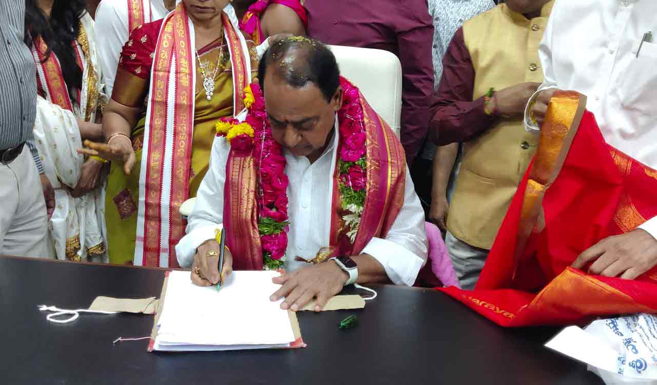 Telangana: Ministers, top officials sign crucial files on first day at new Secretariat
