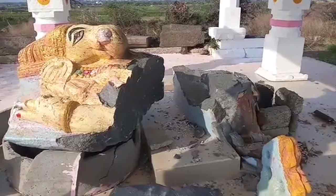 Ancient Vinayaka idol found broken in Guntur