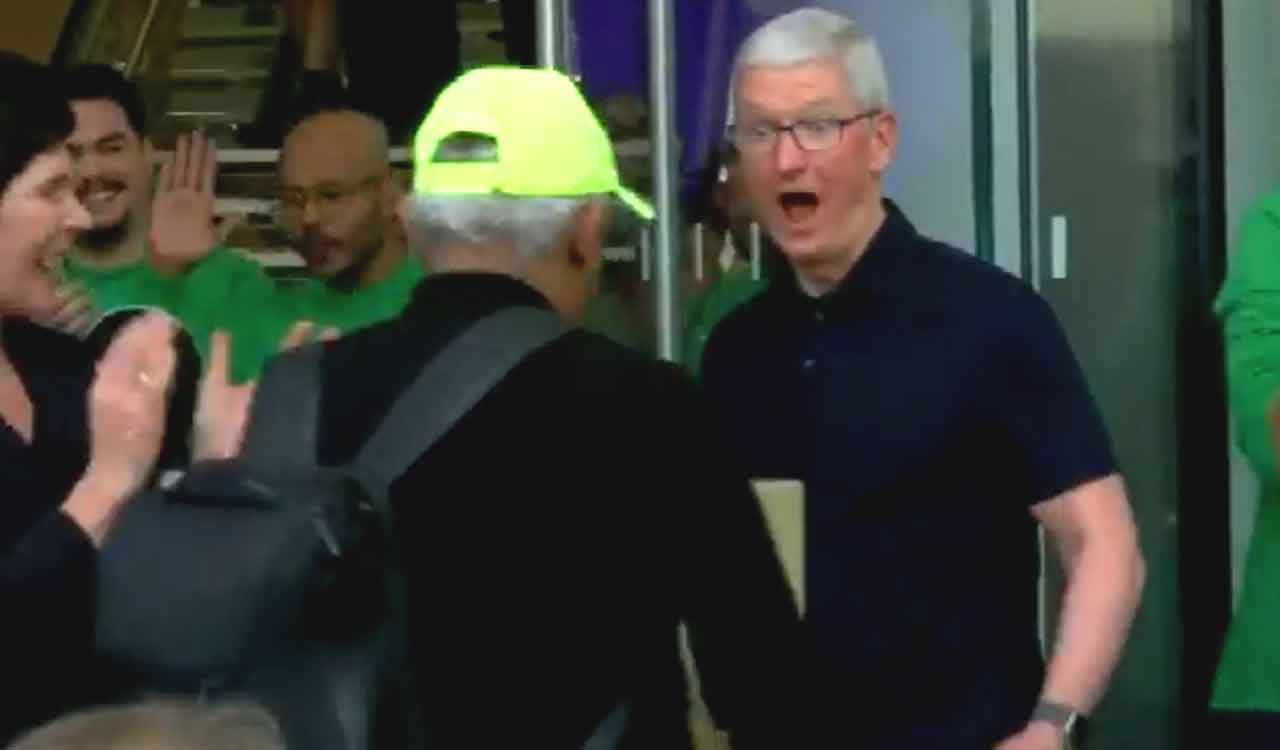 Tim Cook gives priceless reaction at seeing Macintosh Classic machine after opening first India store