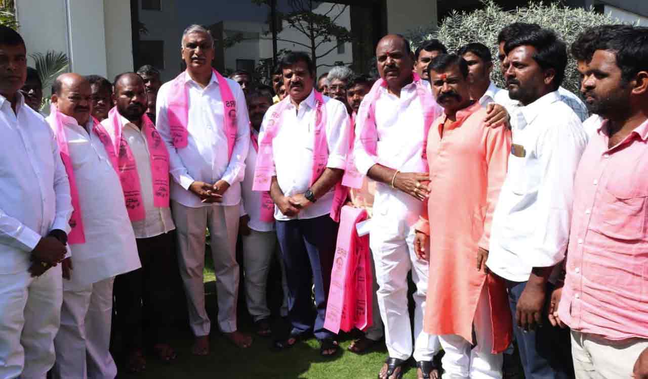 Congress leaders from Andole join BRS