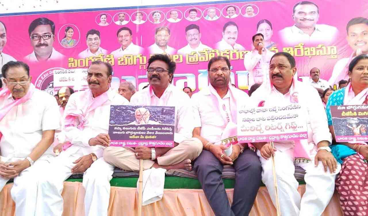 BRS leaders oppose privatisation of SCCL mines, stage Maha Dharna in Kothagudem