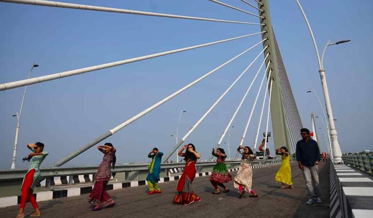 Karimnagar Cable Bridge becomes shooting spot even before inauguration