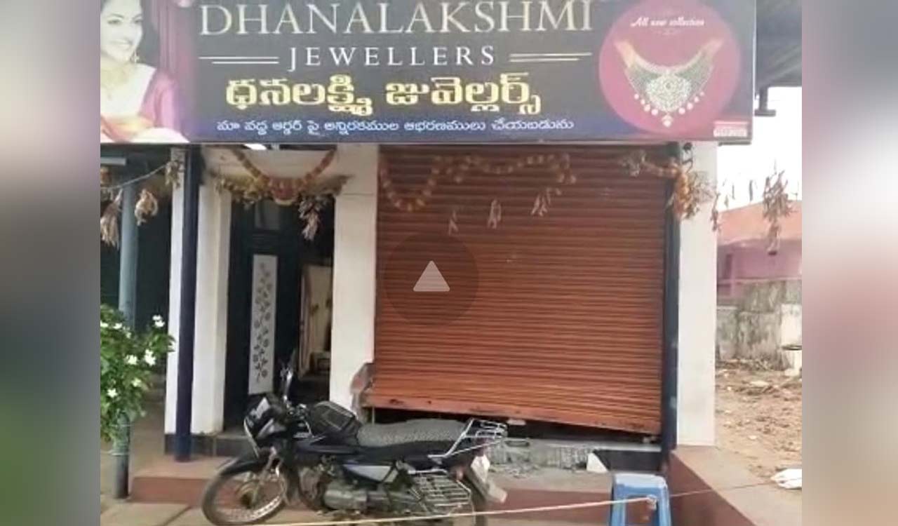 31 tolas of gold, 12 kgs of silver stolen in Asifabad