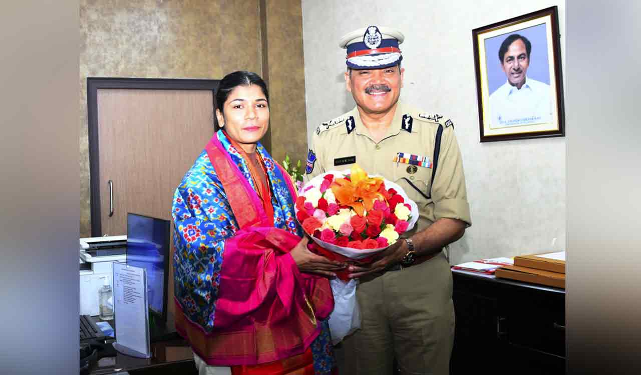 Telangana DGP Anjani Kumar felicitates Boxer Nikhat Zareen