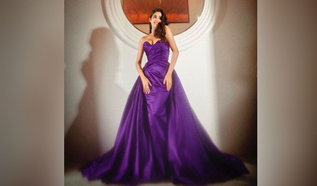 Filmfare Awards 2023: Janhvi Kapoor adds purple touch to red carpet