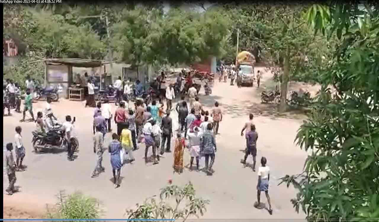 Telangana: Fishermen clash in Challur, cops use mild force