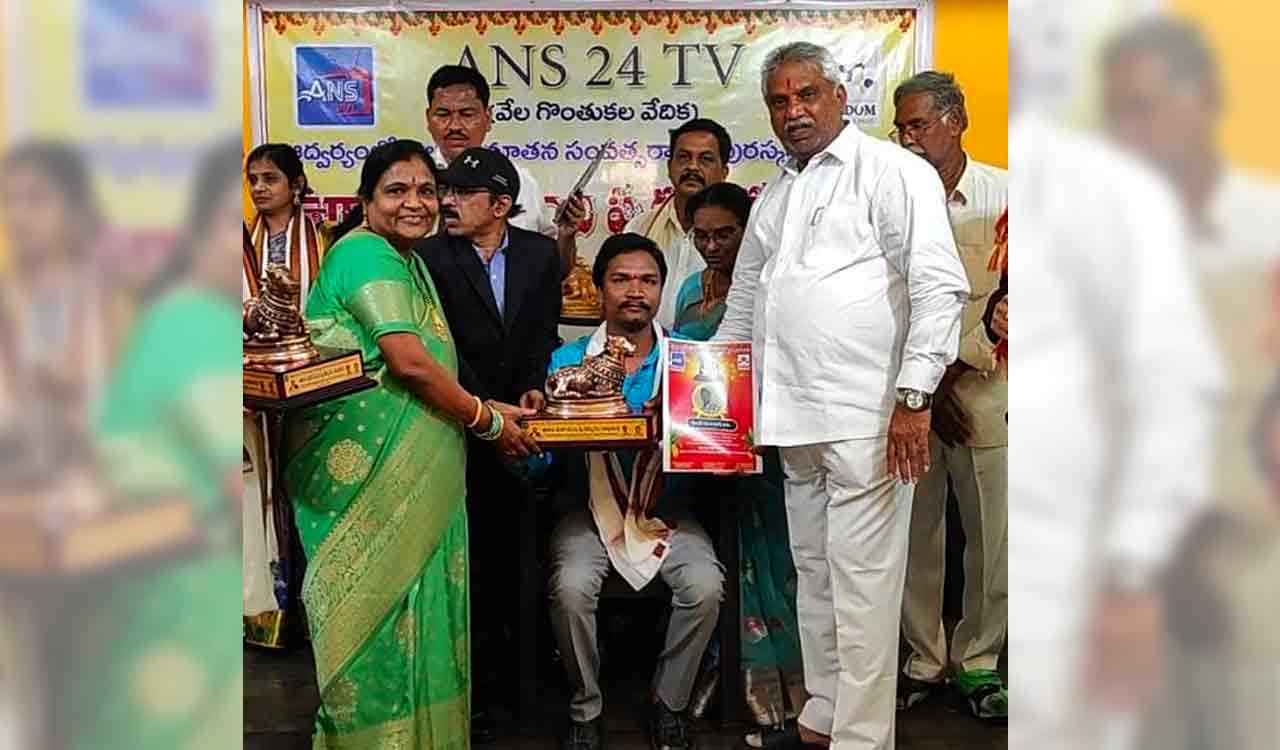 Sangareddy: Leaf artist Shiva Kumar wins Mahanandi award
