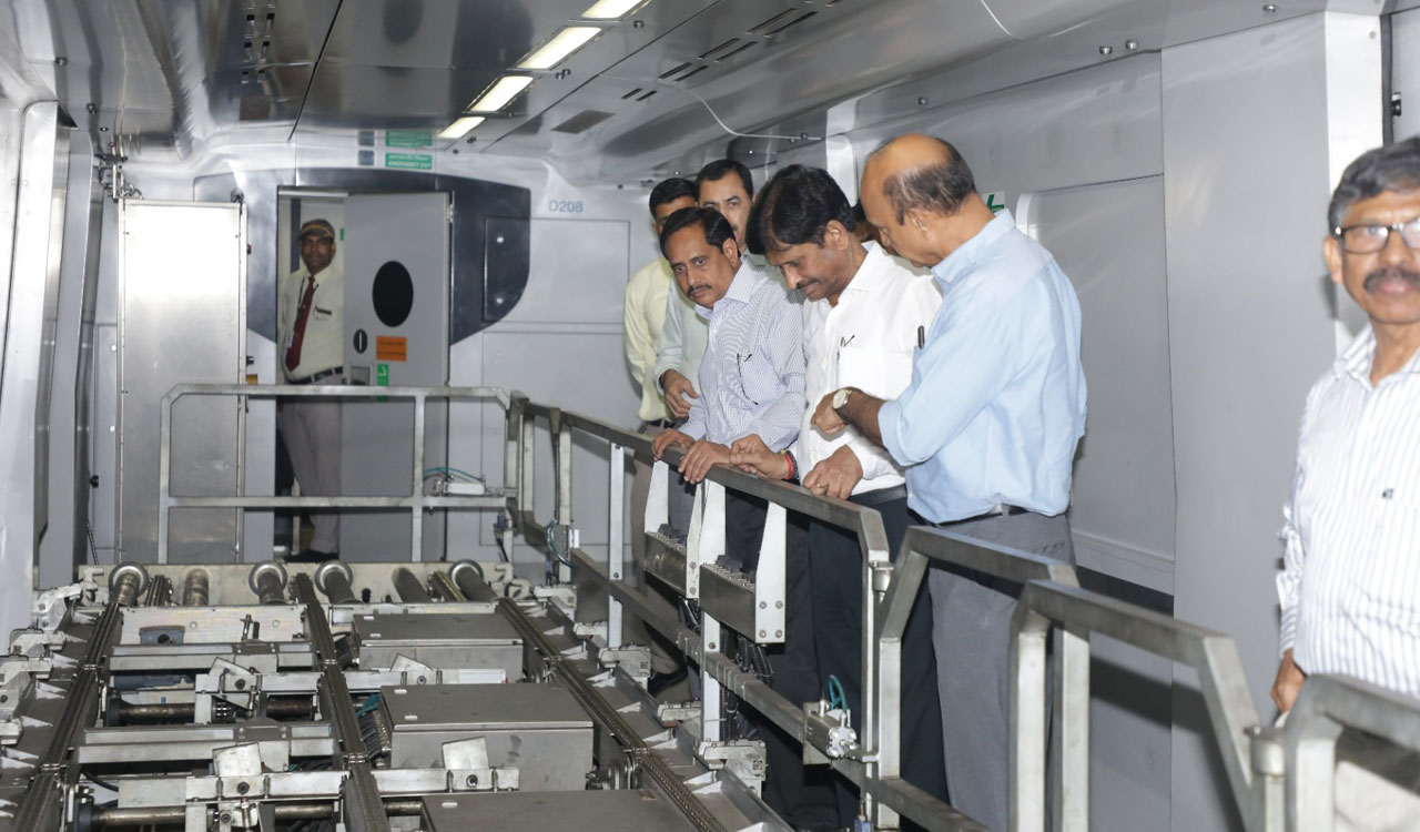 HAML MD NVS Reddy visits Delhi Airport Metro