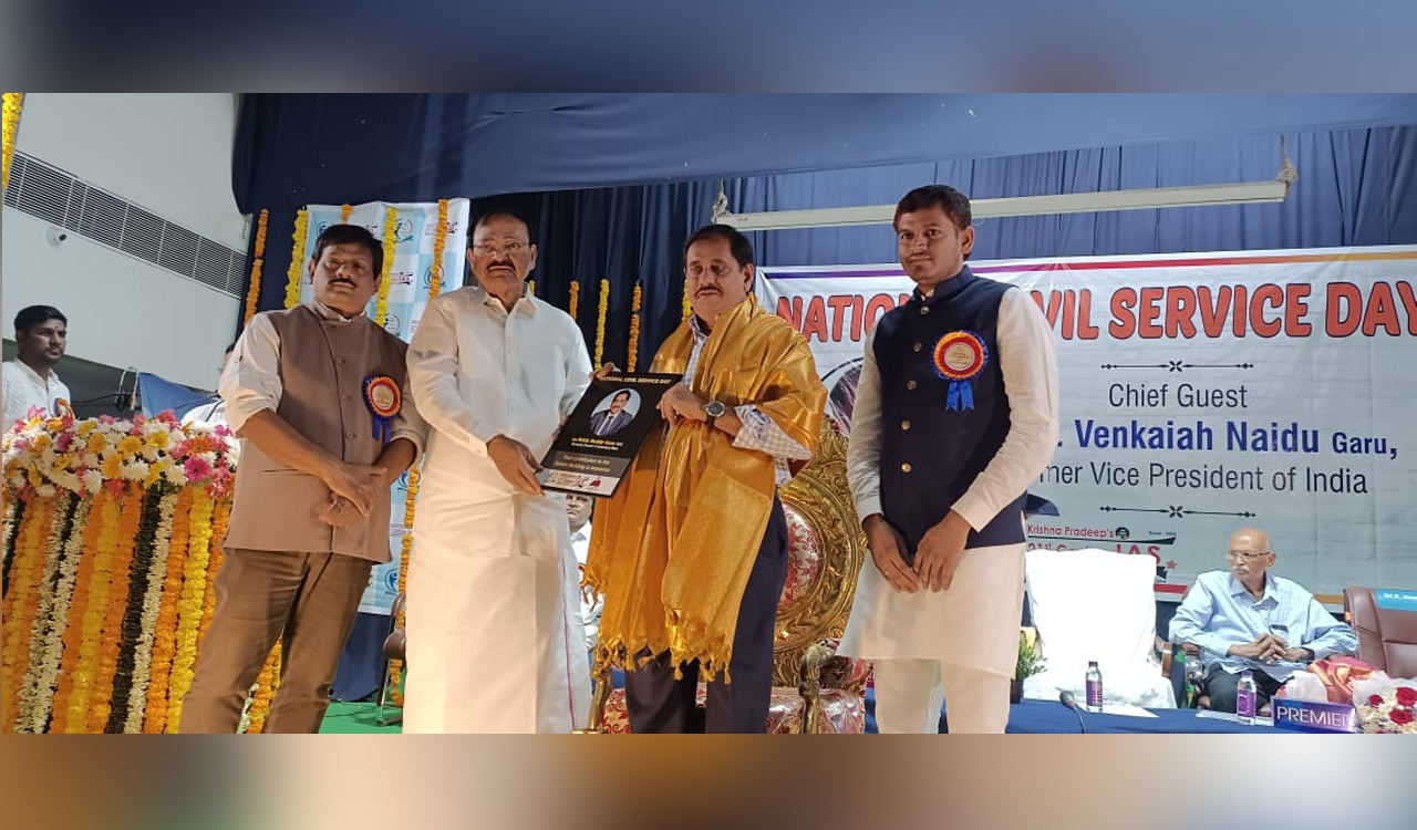 Hyderabad: HMRL MD felicitated with Civil Service Excellence Award