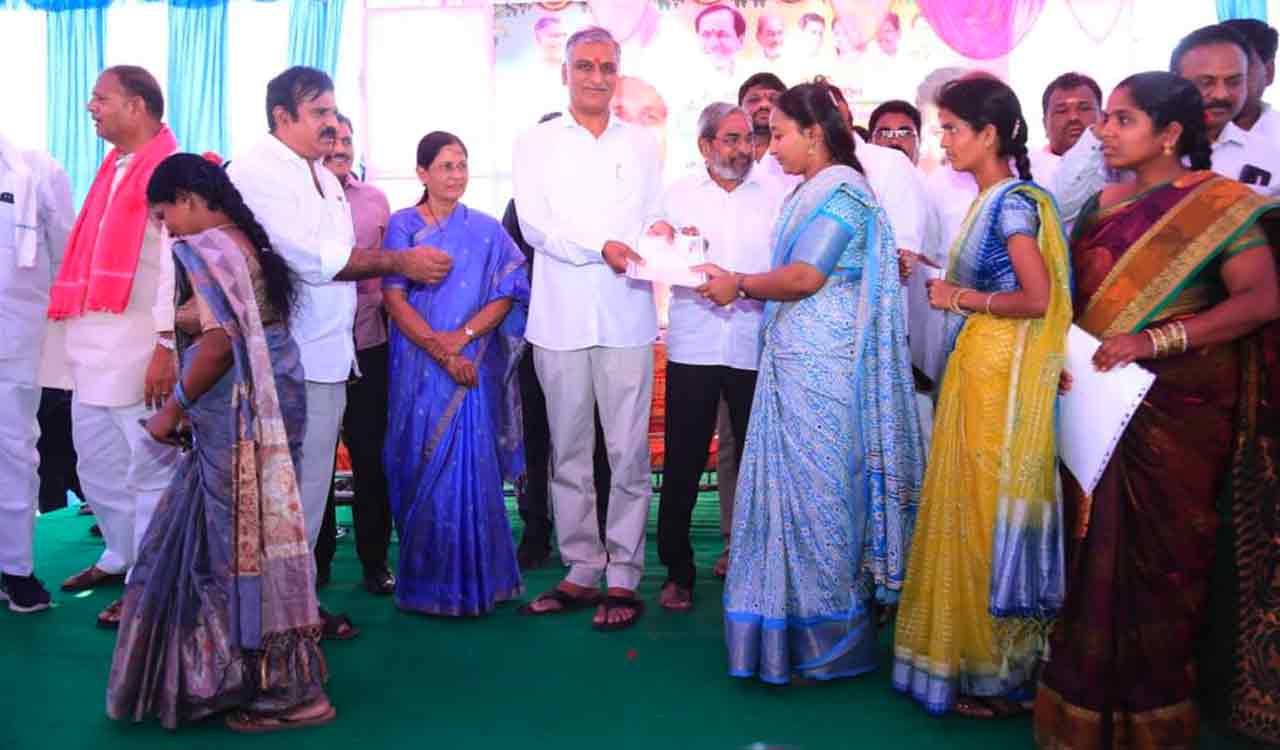 Harish Rao distributes house pattas to journalists in Jogipet