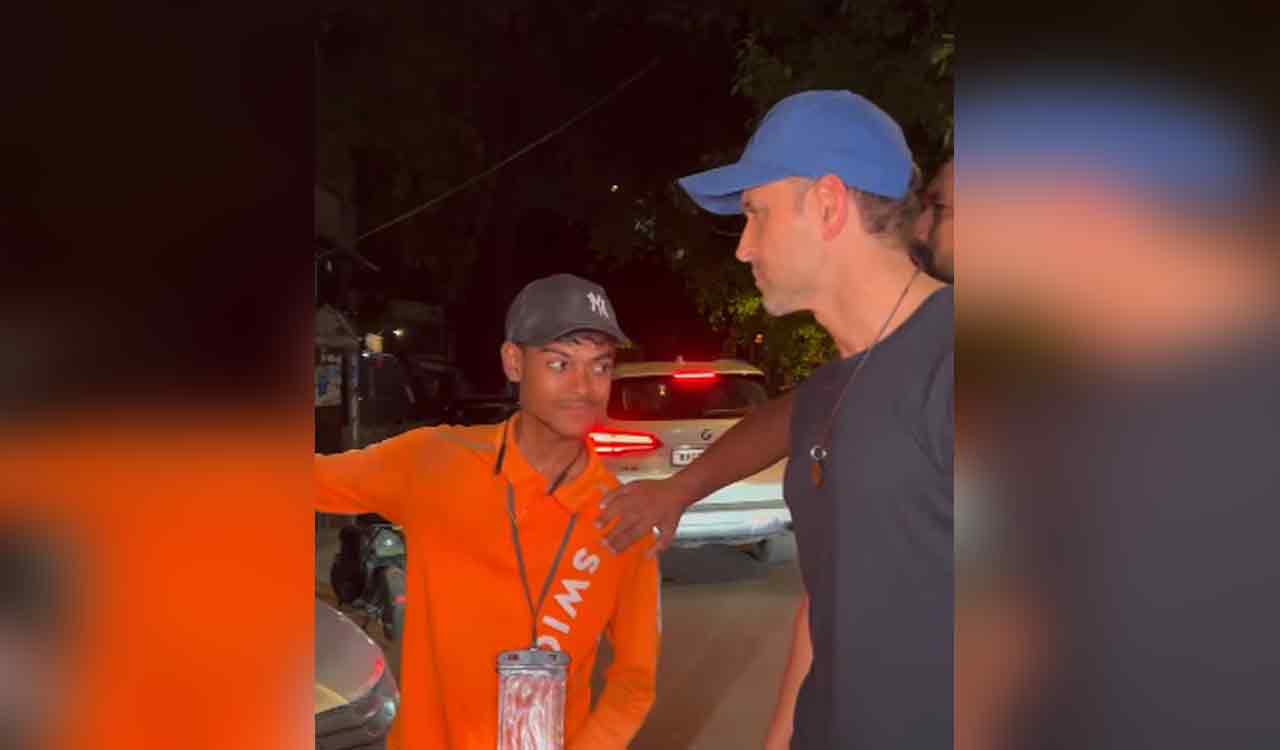 Hrithik Roshan’s security pushes delivery boy as he tries taking selfie