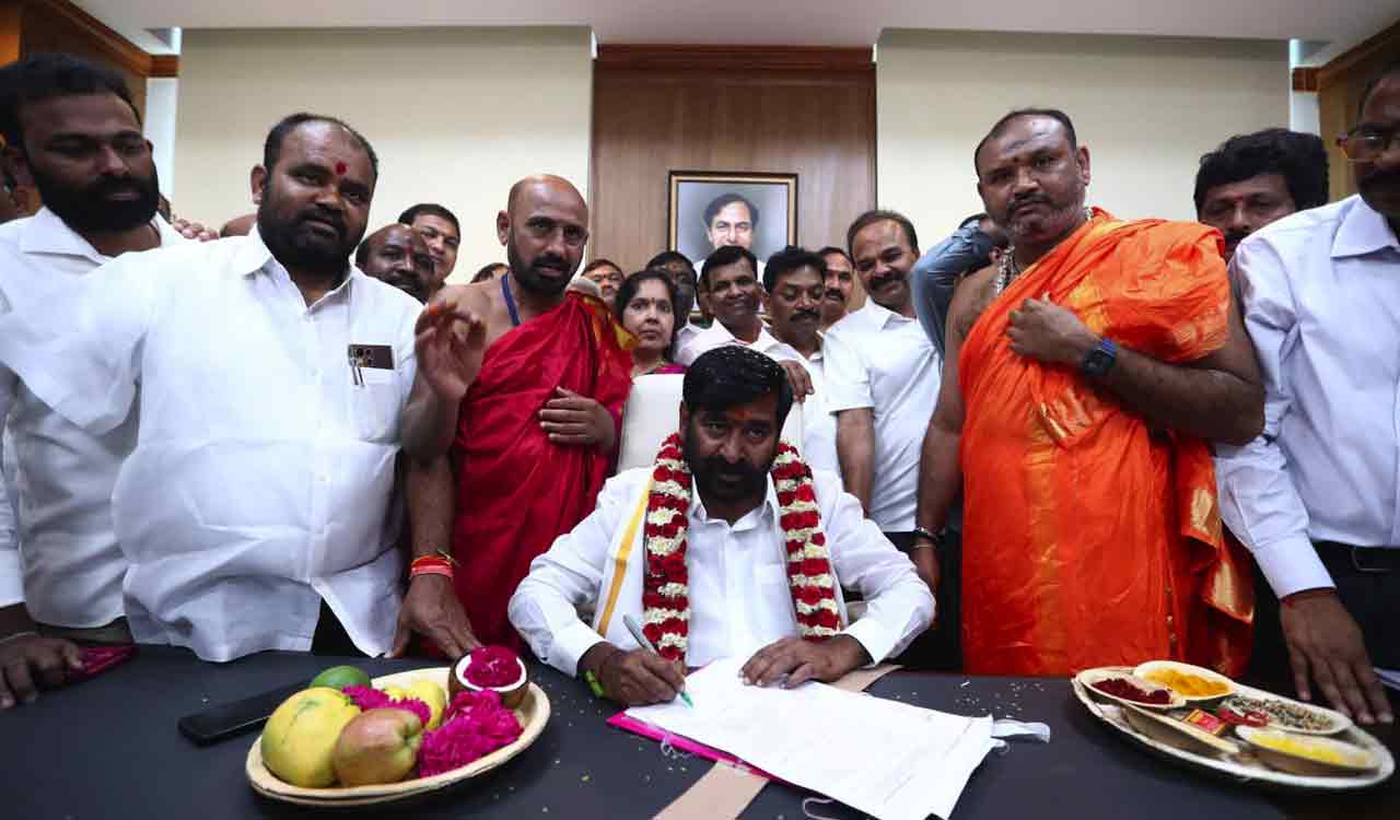 Telangana: Ministers, top officials sign crucial files on first day at new Secretariat