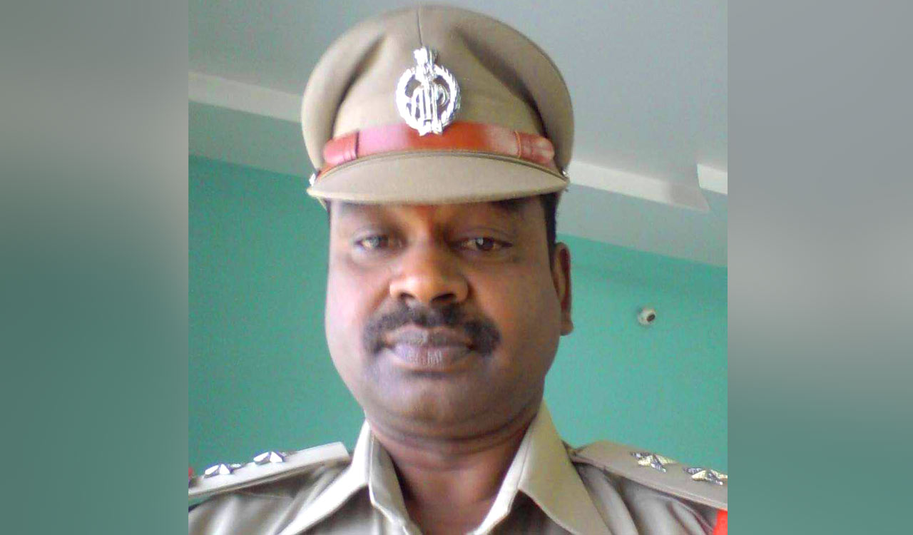 Jangaon: Sub-inspector shoots self after wife found hanging