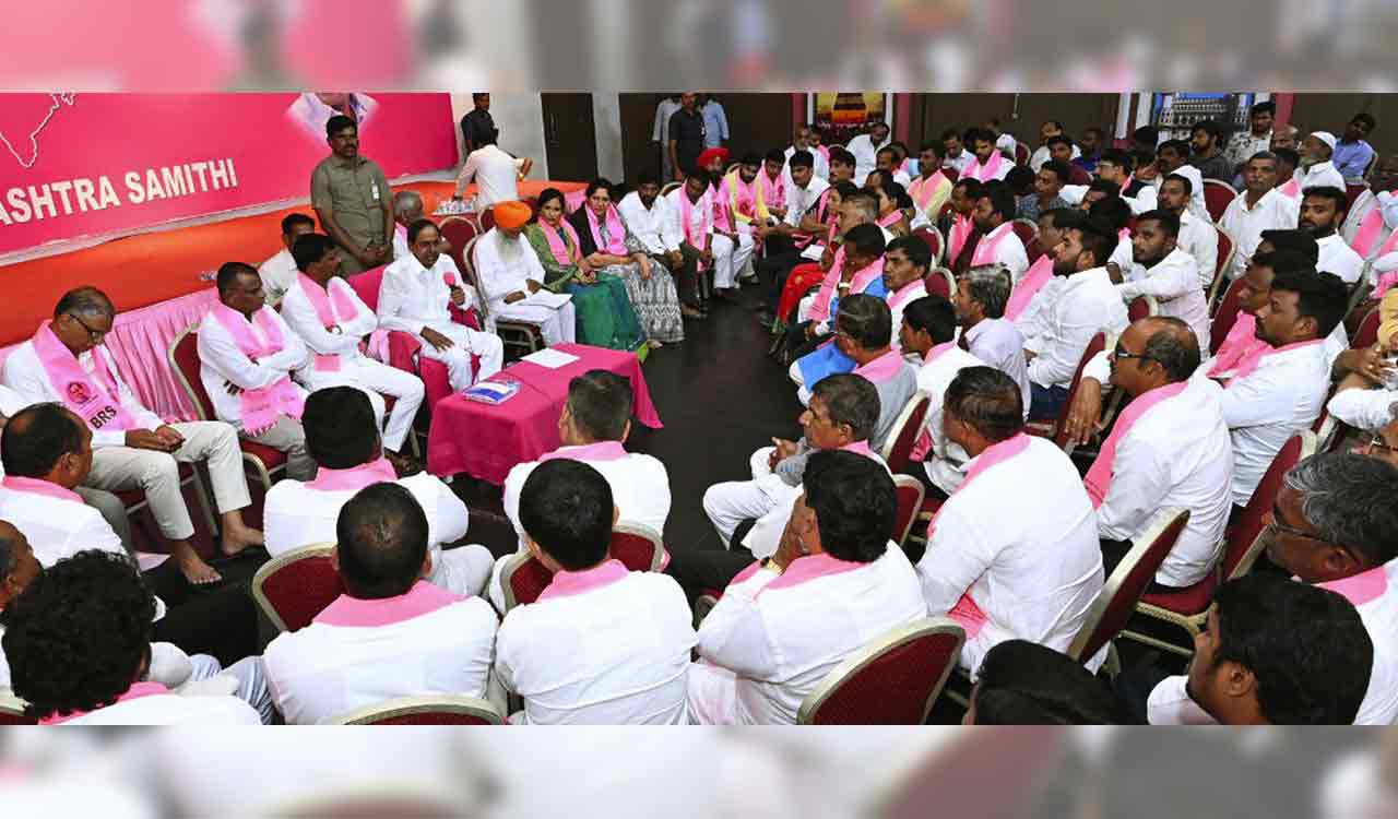 CM KCR interacts with farmers from Maharashtra