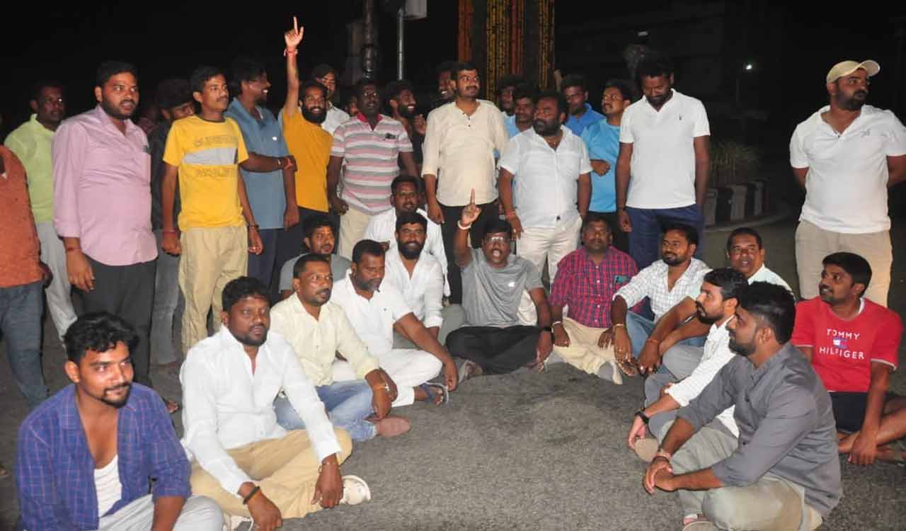 Late night protests force Bandi Sanjay to flee without stopping at Siddipet