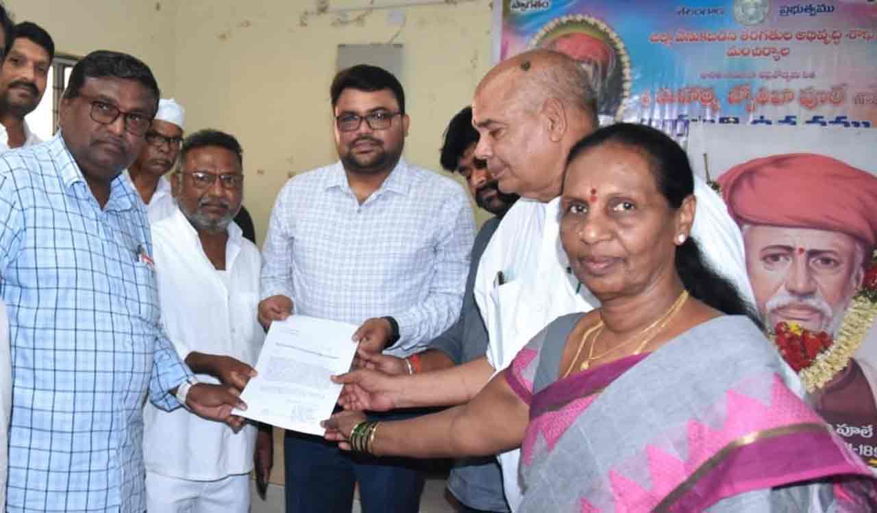 Bahujana leaders submit representation for Jyothiba Phule statue in Mancherial