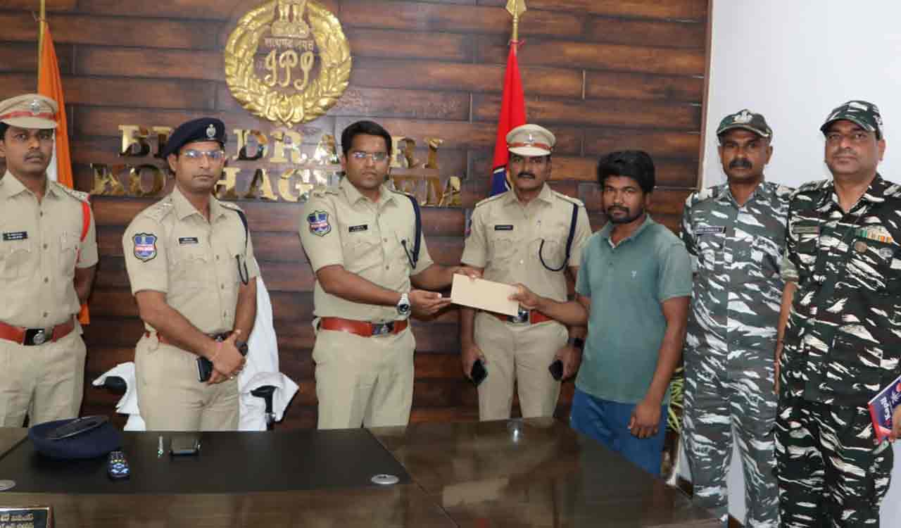 Maoist surrenders to police in Kothagudem