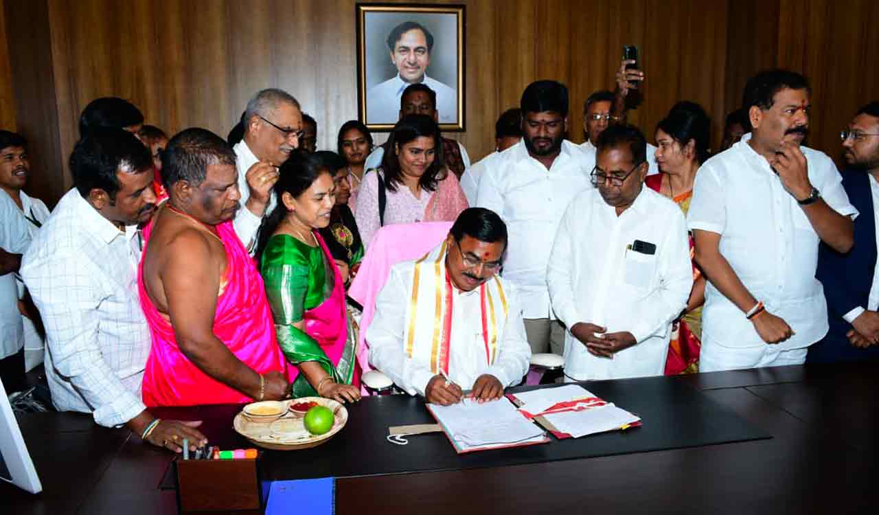 Telangana: Ministers, top officials sign crucial files on first day at new Secretariat