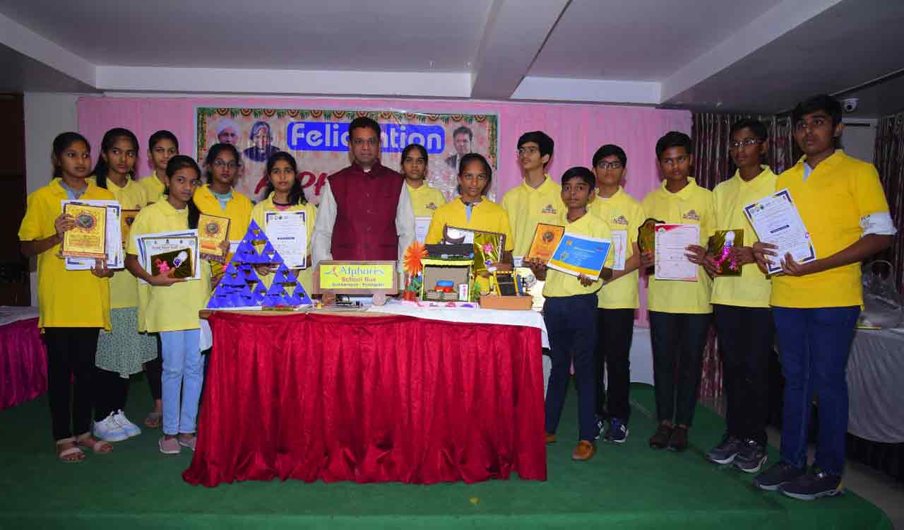 Karimnagar: Alphores Educational Institutions felicitates ‘Young Scientists’ of its schools