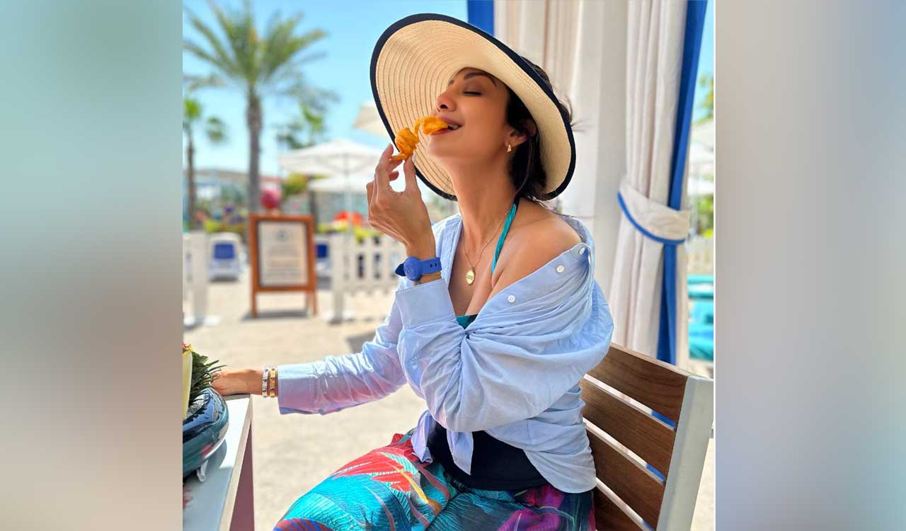 Shilpa Shetty enjoys her ‘Sunday Binge’ with curly fries, check out her beachy look
