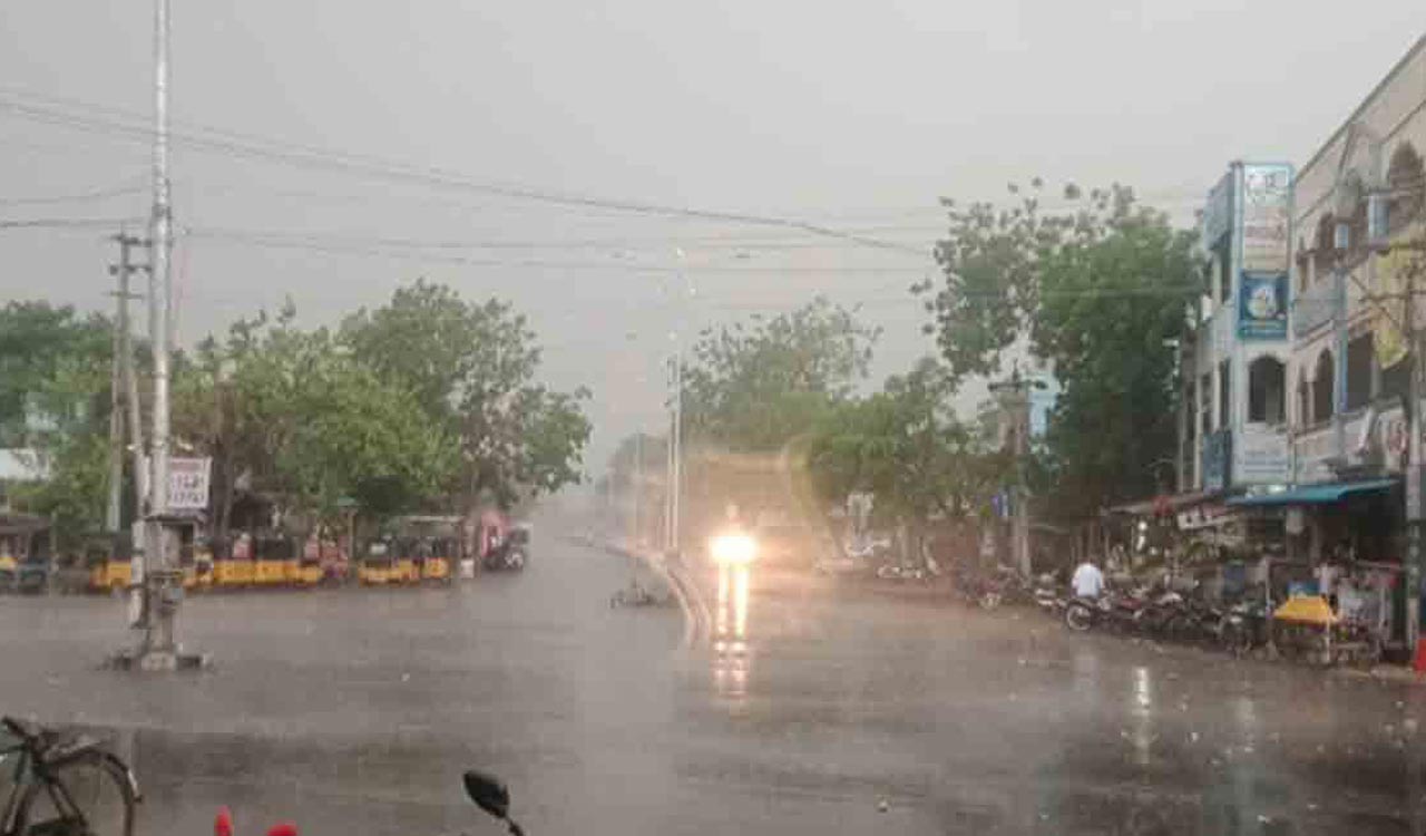 Strong winds, showers disturb normal life in old Karimnagar