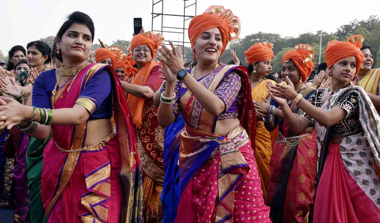 Surat: 15,000 women from 15 states participate in ‘Saree Walkathon’ to promote fitness