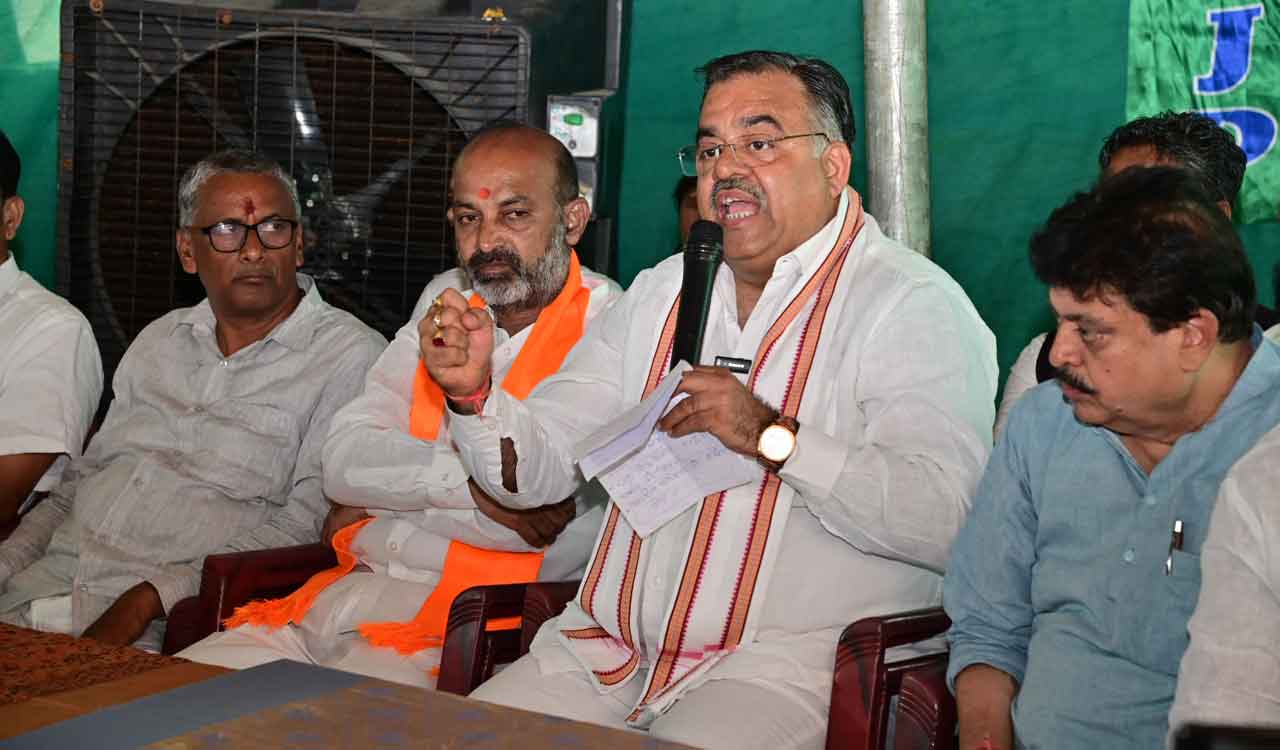 Sitting judge should probe TSPSC paper leak: Tarun Chugh