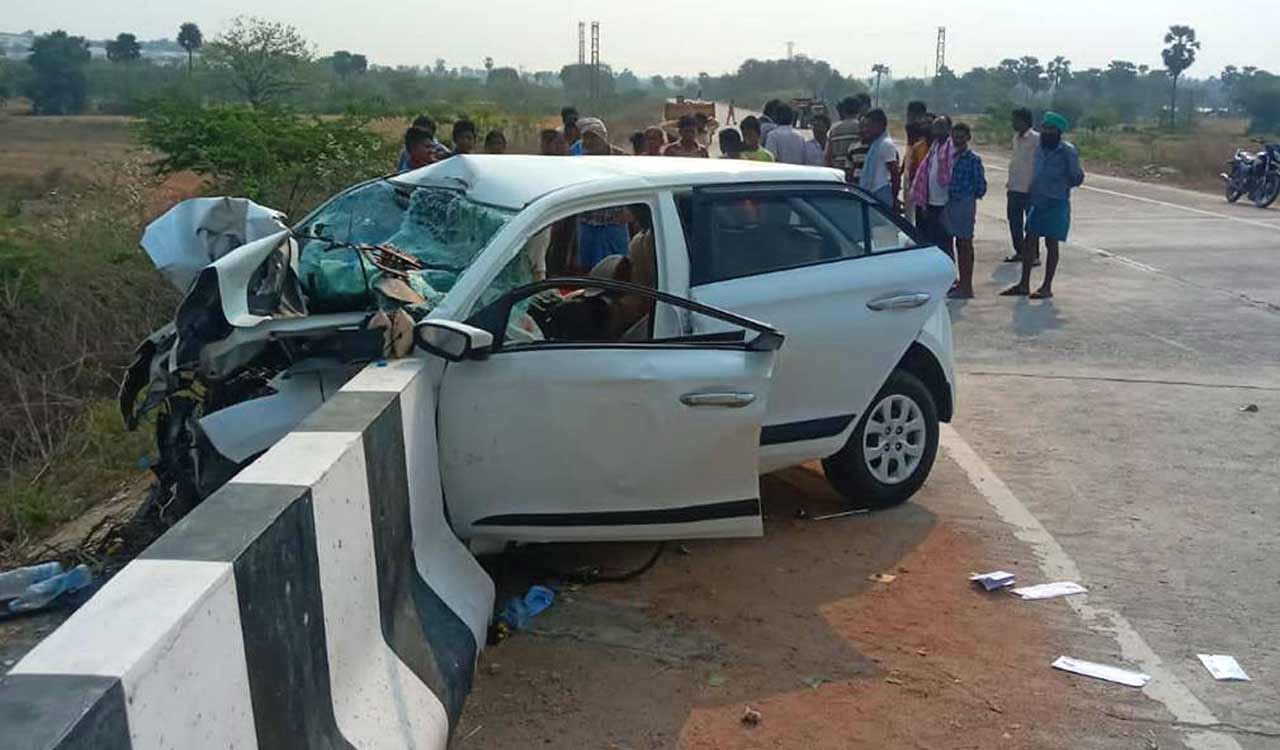 Telangana: Father, son die in road accident in Nalgonda