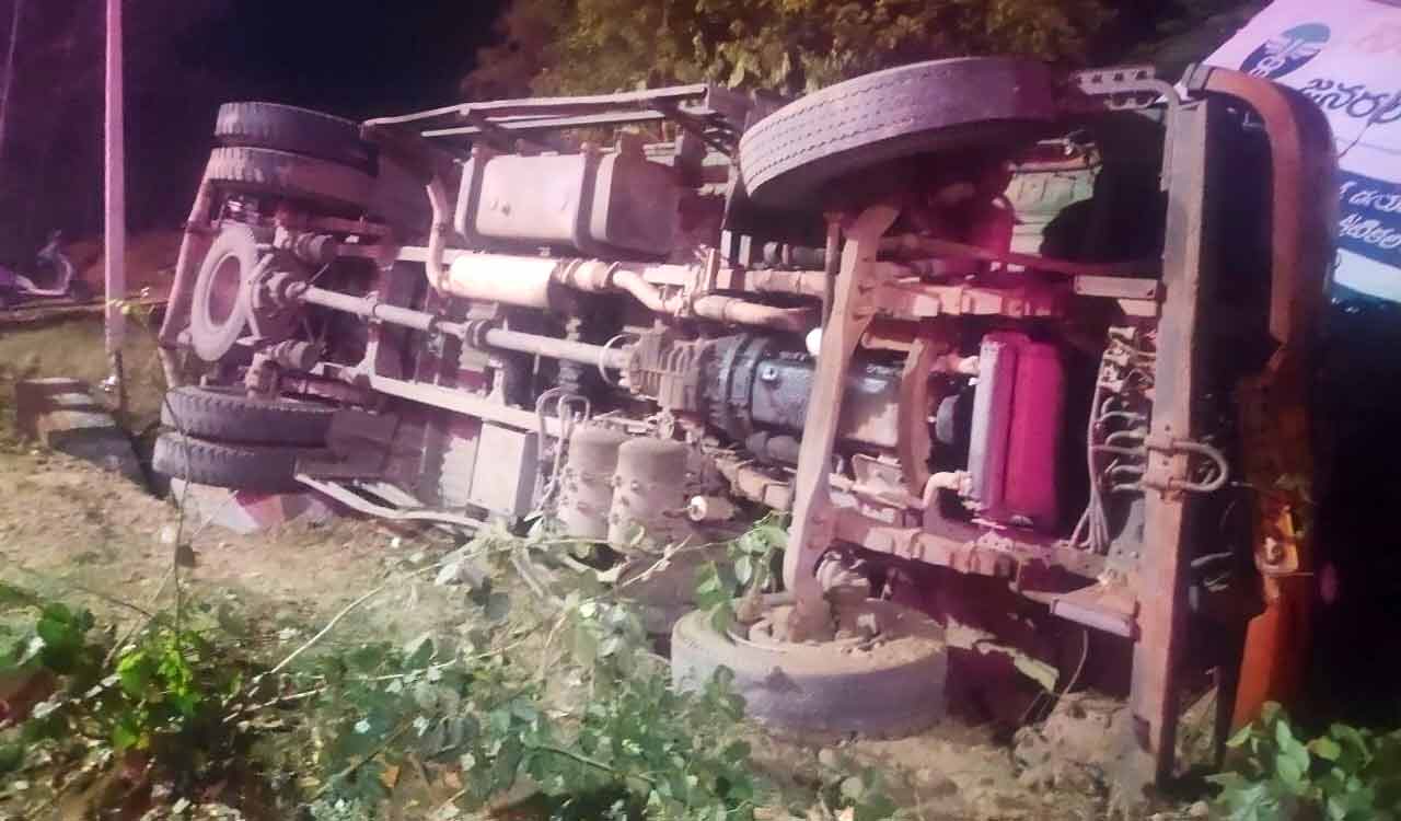 Telangana: Liquor lorry overturns in Jagtial