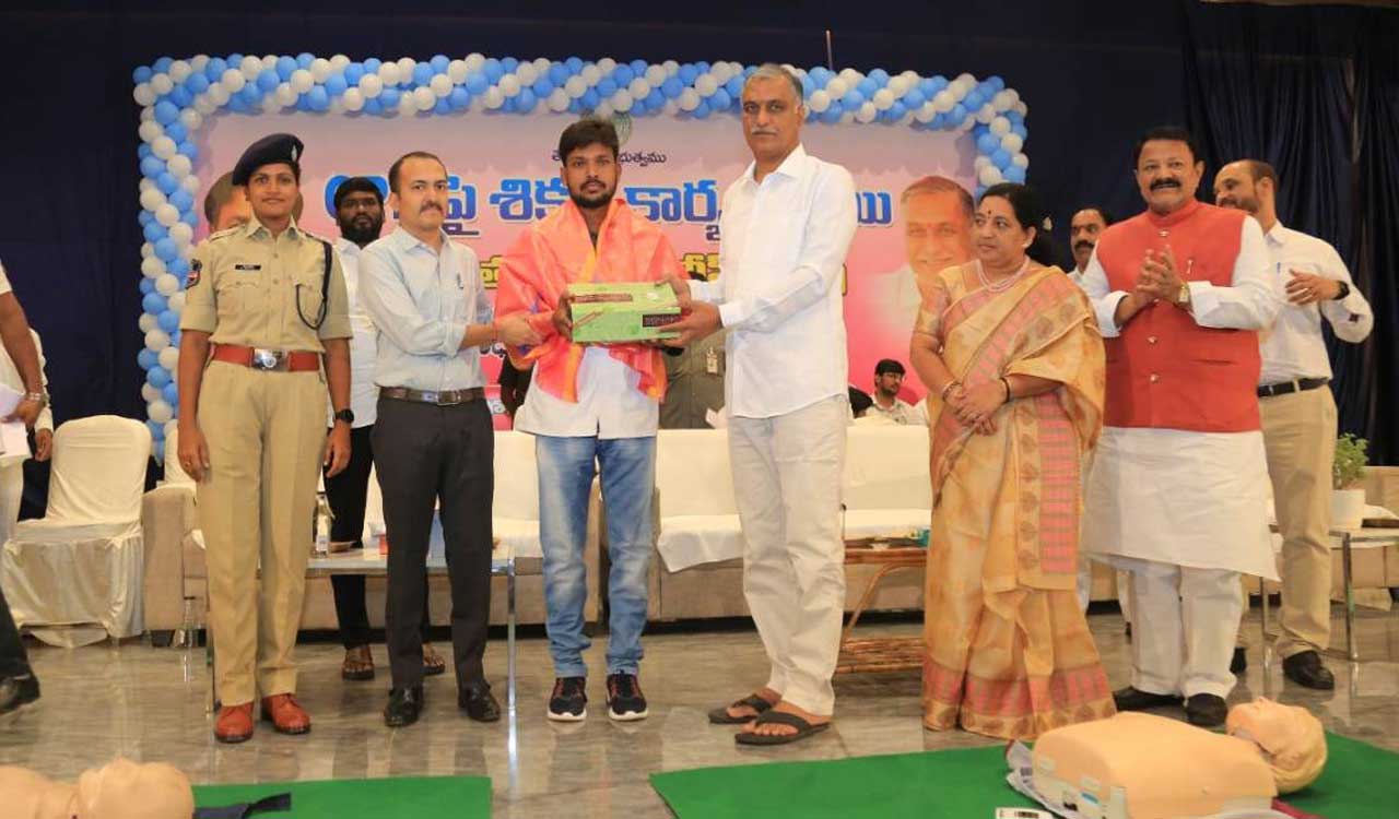Harish Rao felicitates 108 ambulance technicians for saving lives with CPR