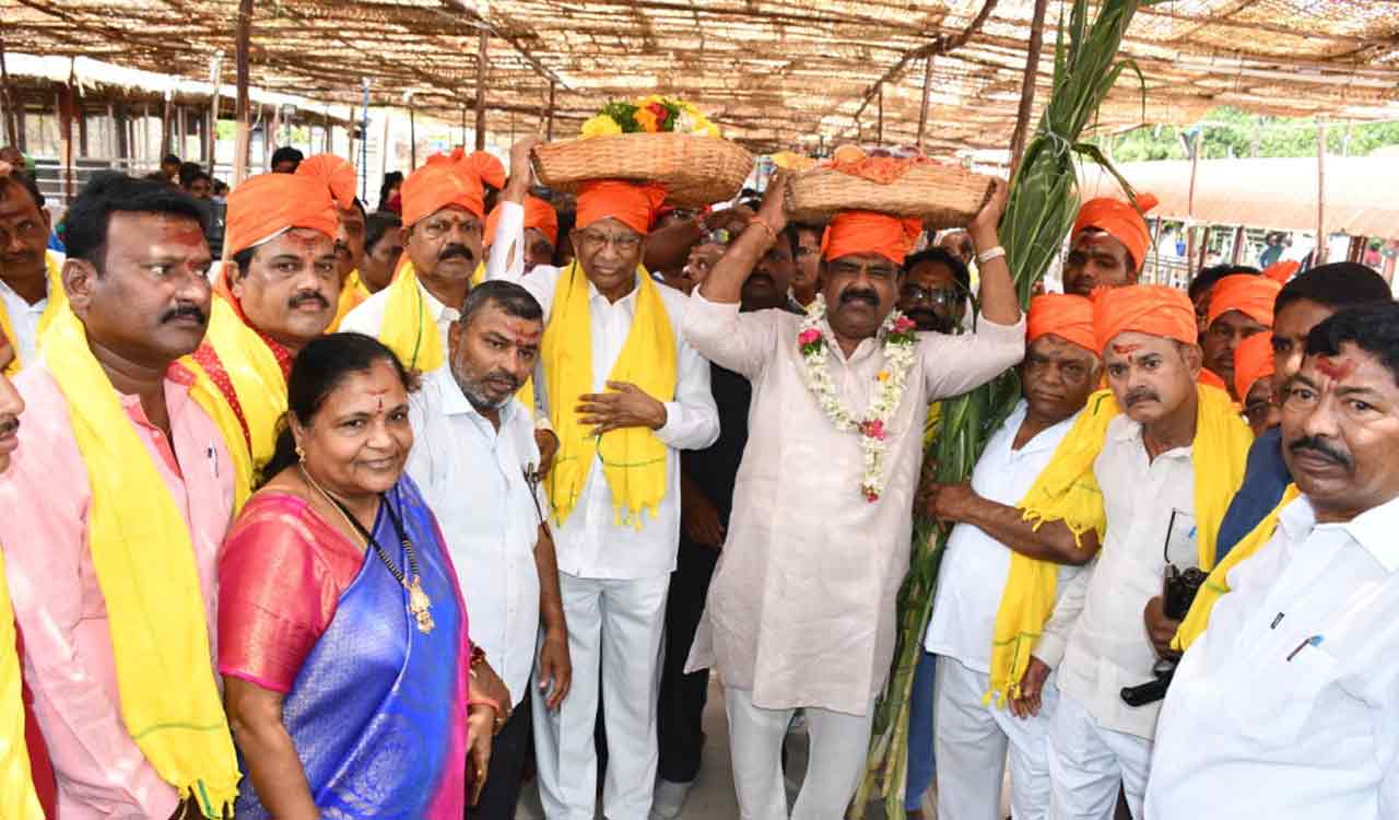 Brahmotsavam: MLC Madhusudhana Chary visits Bhadrakali temple in Warangal