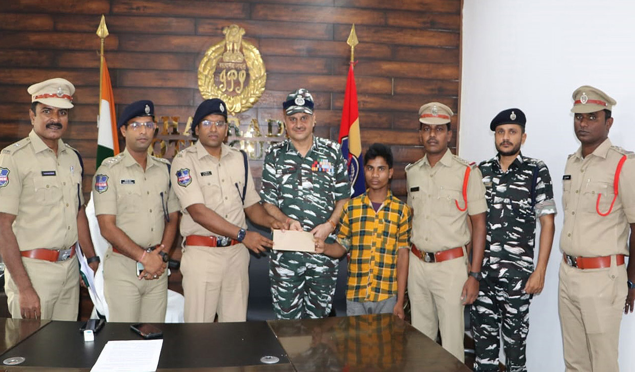 Kothagudem: Minor Maoist surrenders to police, handed over to his parents