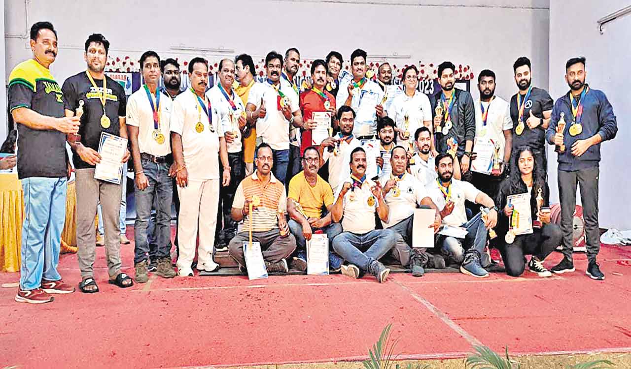 Suresh bags gold at Telangana Masters Weightlifting tournament