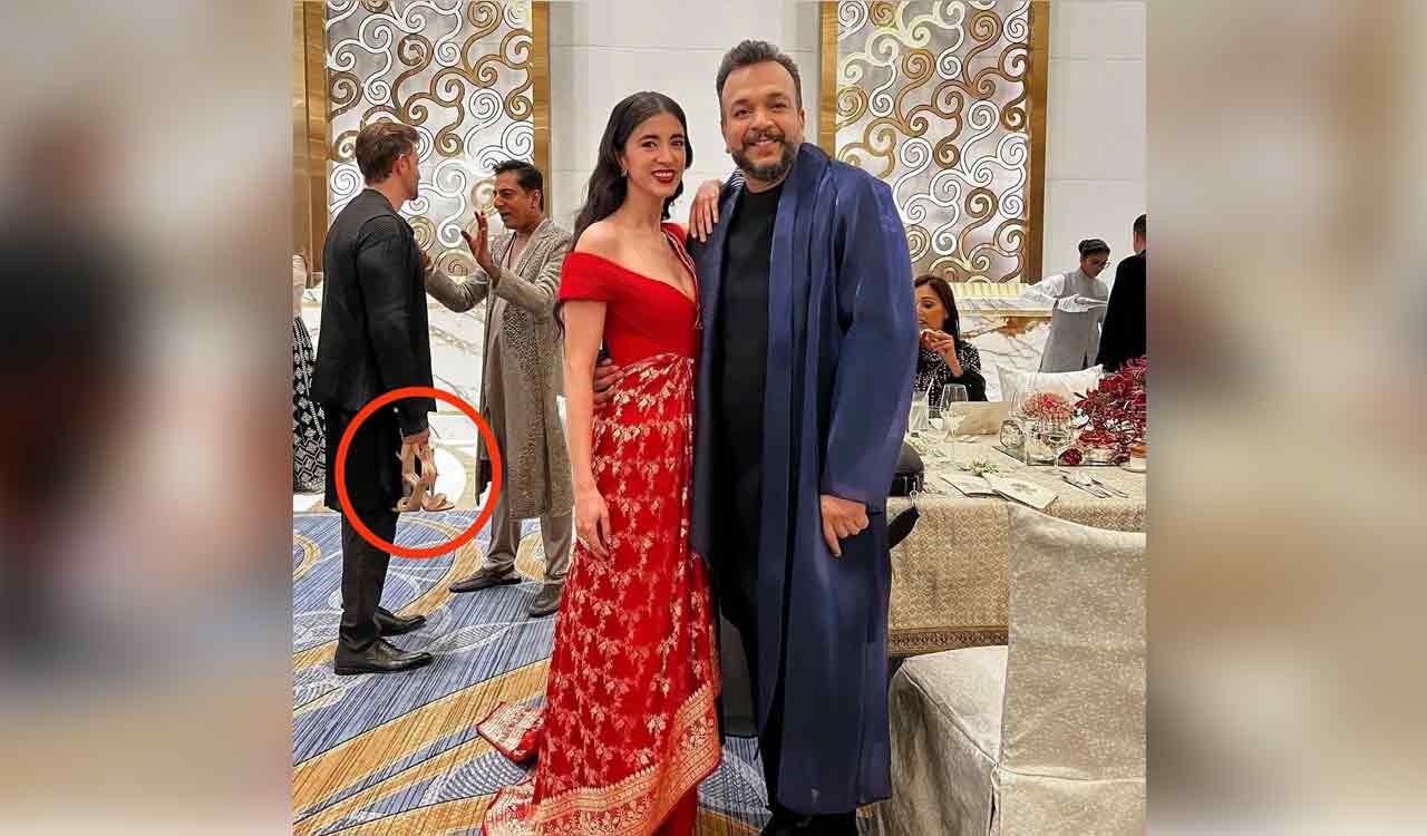 Hrithik Roshan holds girlfriend Saba’s heels, pic takes over the internet