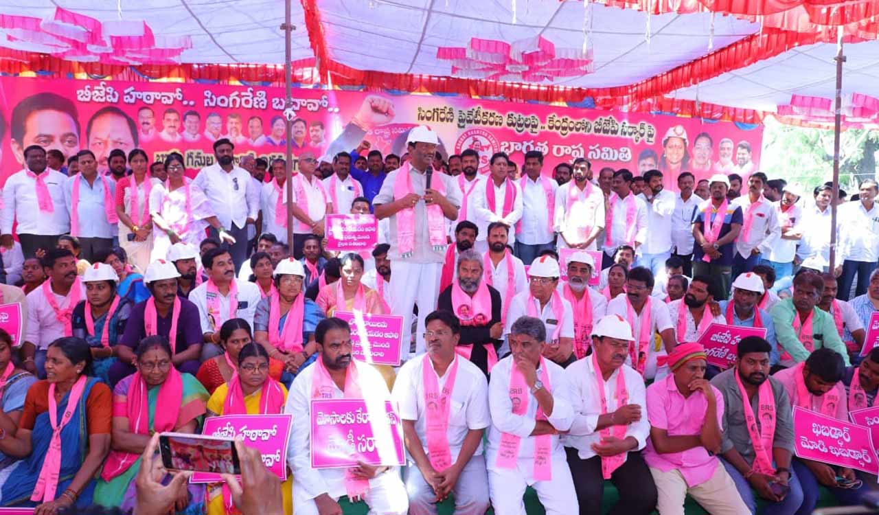 Peddapalli: BRS activists stage Dharna against Centre’s move to privatise SCCL
