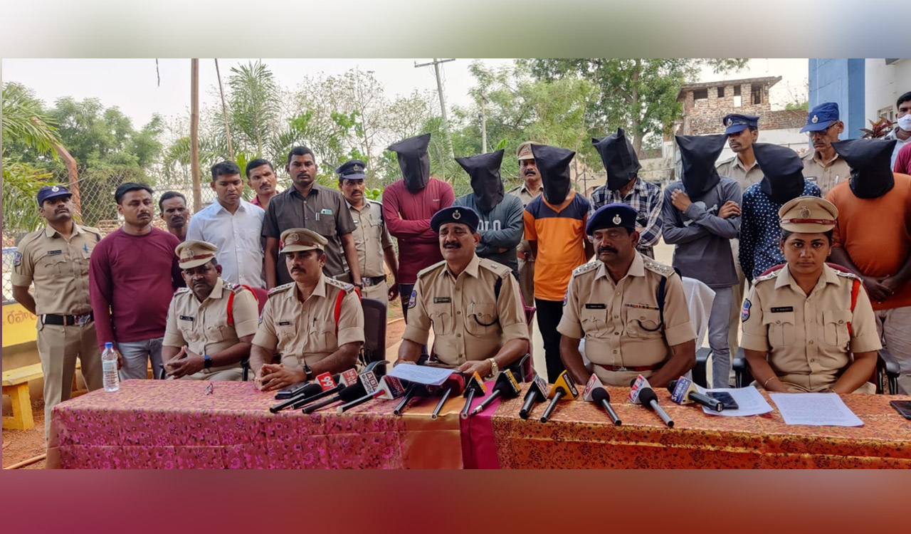 Mahabubabad: Seven thieves arrested, Rs 4 lakh worth electronic goods recovered