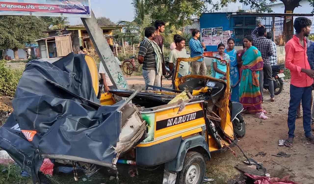 Suryapet: One dead as auto turns turtle