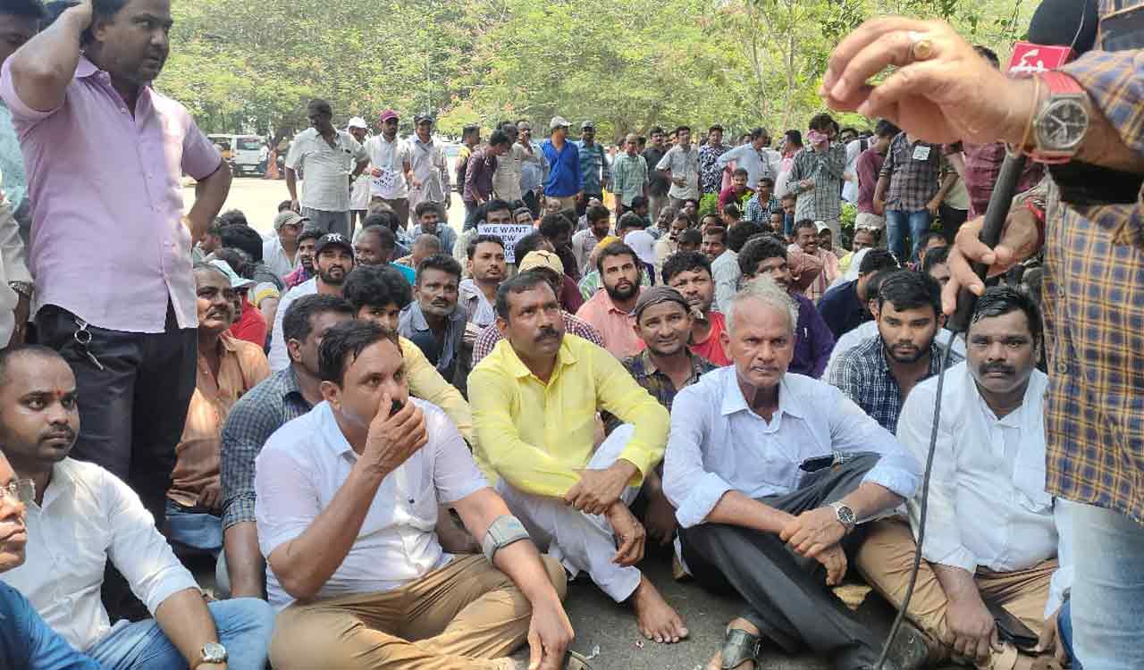 Andhra Pradesh: VSP workers’ unions protest demanding wage revision