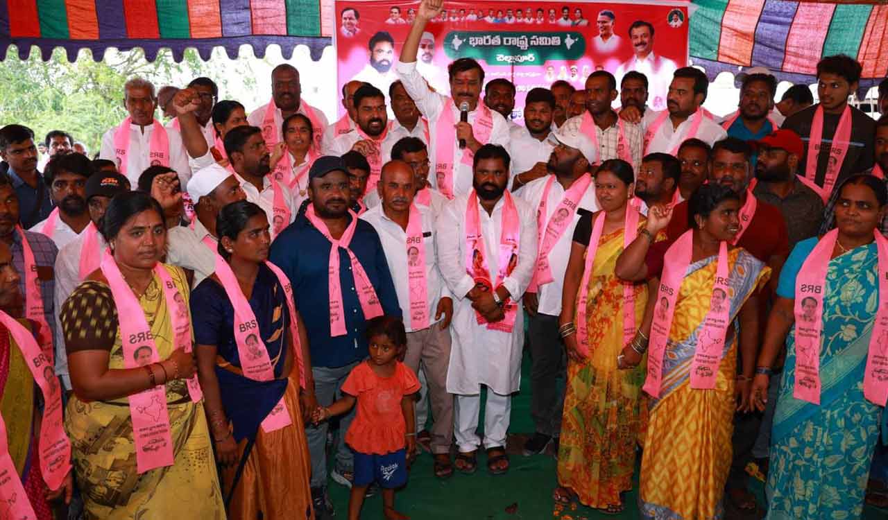 Siddipet: 100 Congress, BJP workers joins BRS in Dubbaka