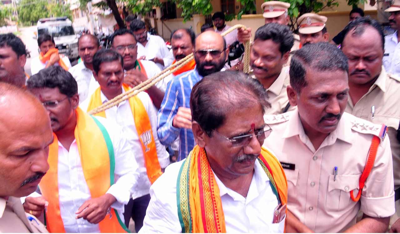 Tension in Khammam as Bajrang Dal activists stage protest at Congress office