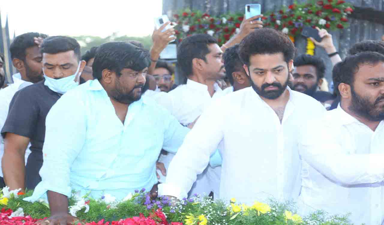 Balakrishna, Jr NTR pay tributes to NTR
