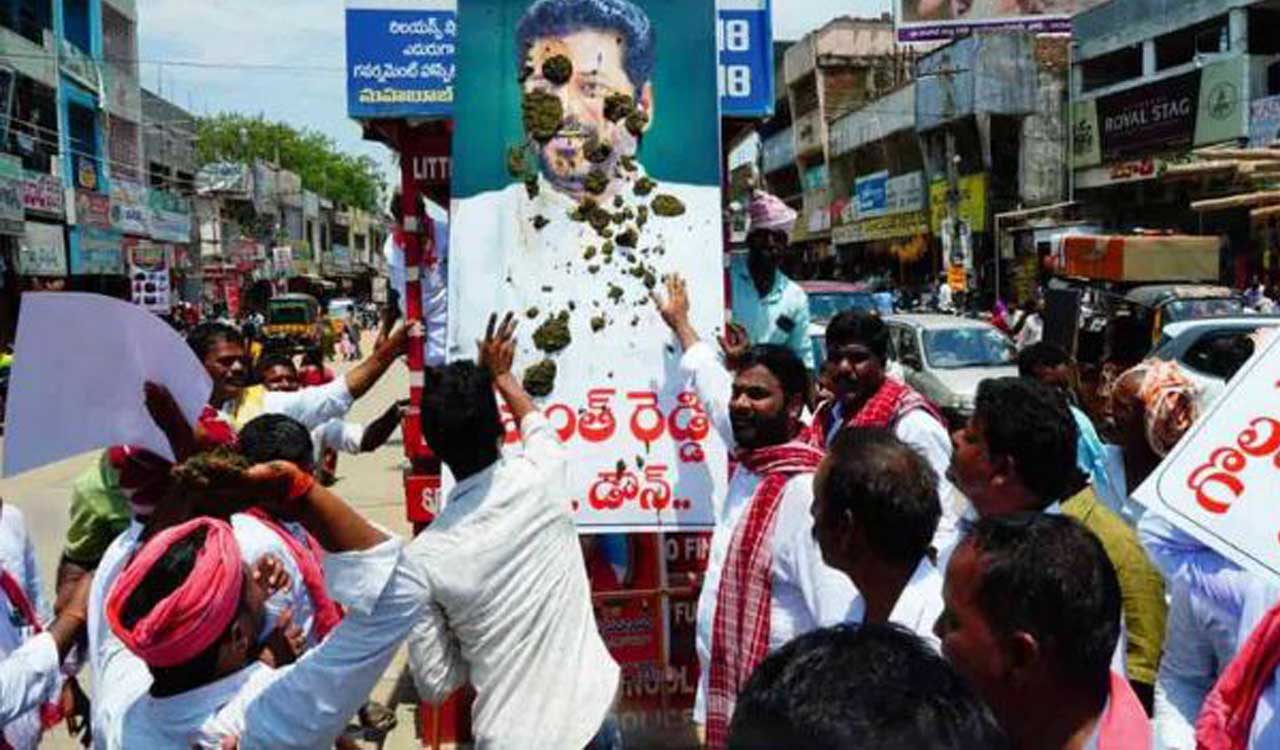 Nagarkurnool: Golla Kurumas protest against Revanth Reddy