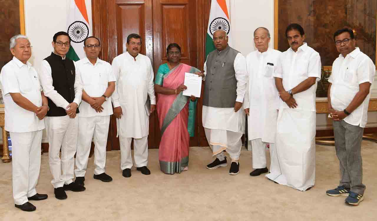 Manipur violence: Congress delegation meets Prez, seeks probe by inquiry commission