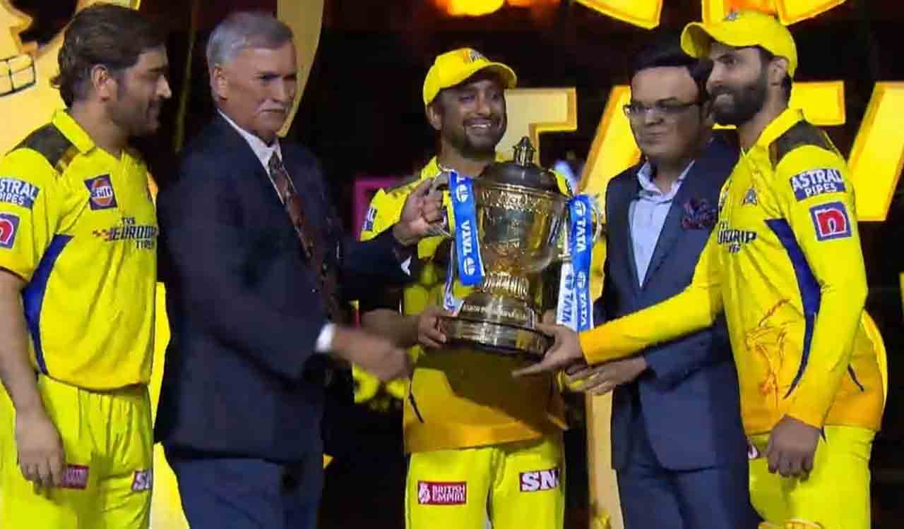 ‘Simplicity at its best’: Dhoni stands behind as teammates celebrate with trophy