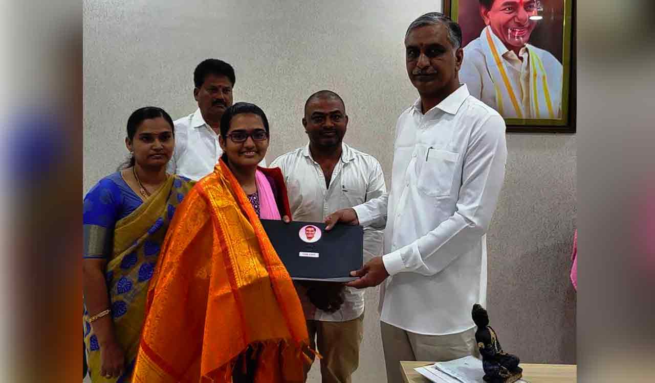 Harish Rao presents laptop to intermediate topper from Siddipet