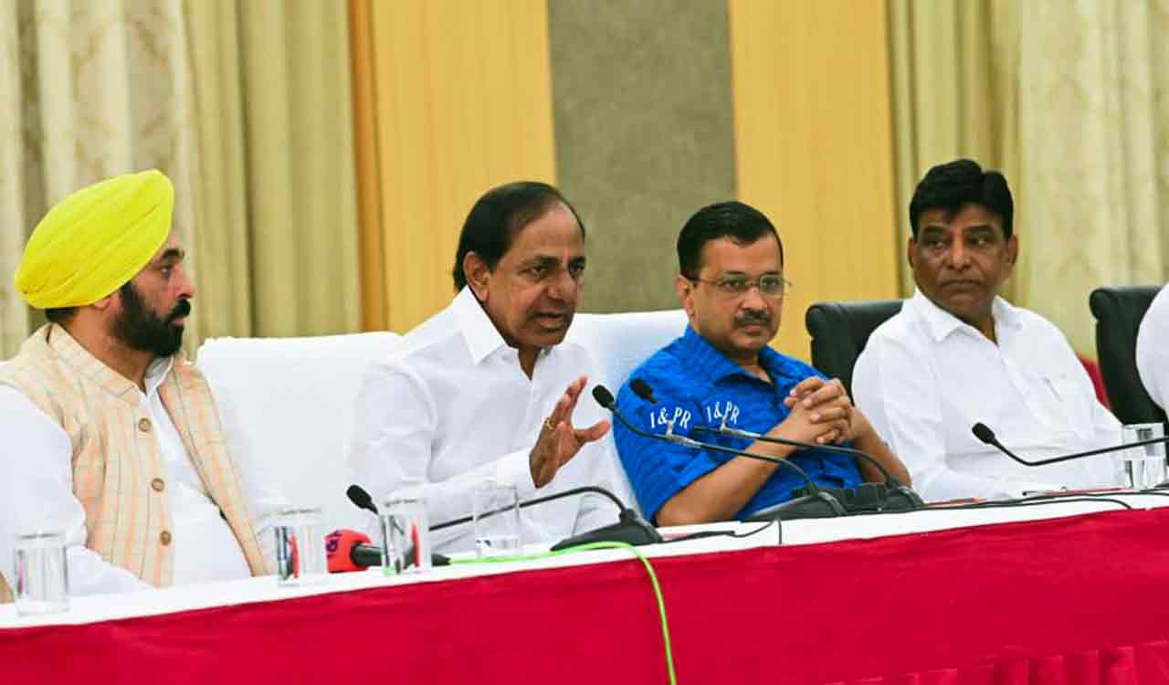 CM KCR demands withdrawal of Delhi ordinance; holds joint presser with Kejriwal, Mann