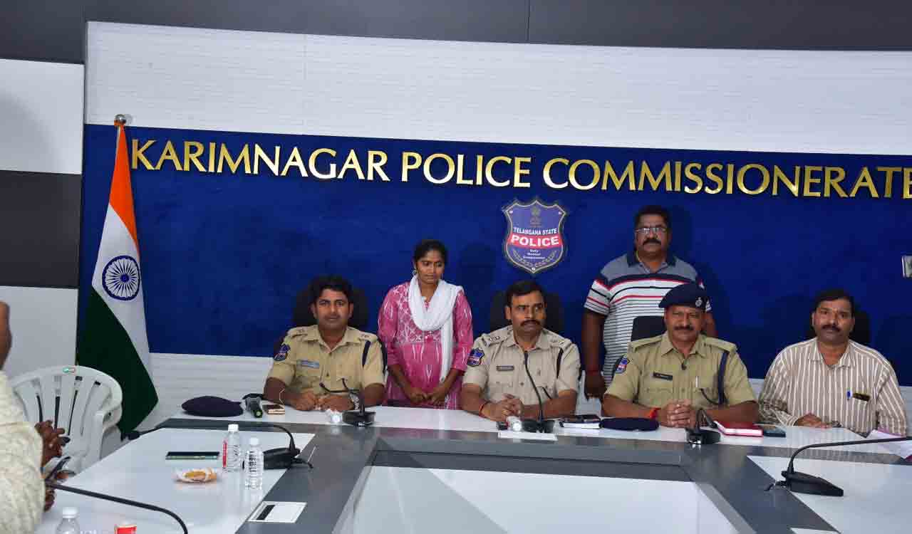 Maoist Jyothakka surrenders before Karimnagar police