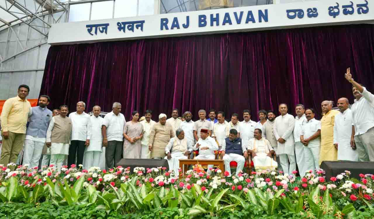 24 Cabinet ministers take oath in Karnataka; allotment of portfolios in 24 hrs, says Siddaramaiah